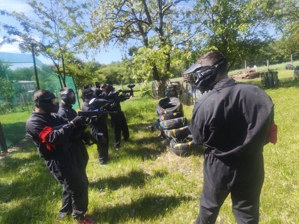 Játékosok akció közben, markerrel célozva