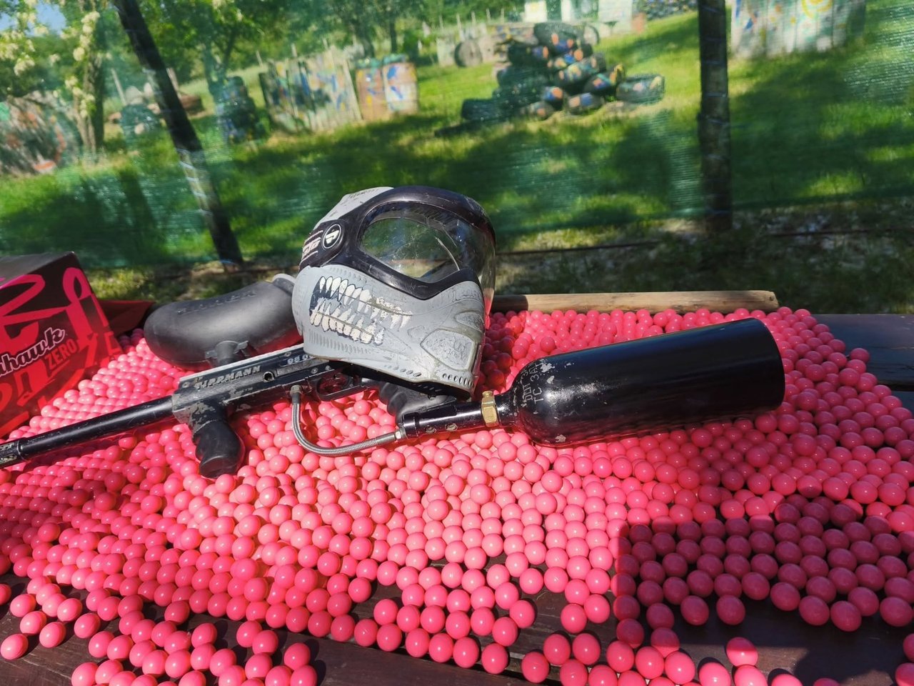 Paintball marker és maszk a golyókkal